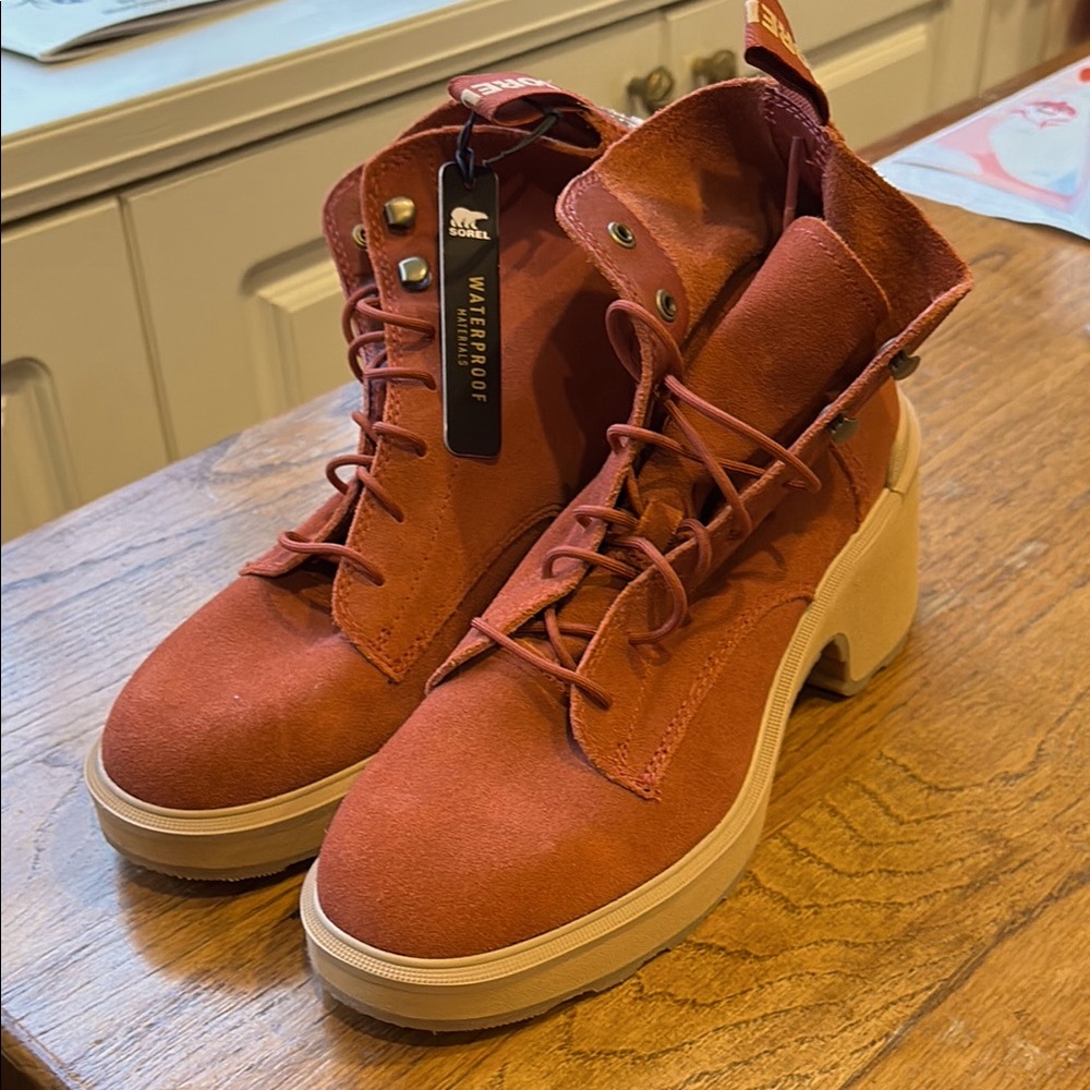 Sorrel Women's Hi-line lace-up Waterproof Rust Boots. Size 9.5